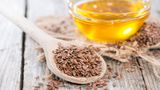 Leinsamen-Öl  Das Leinsamen-Öl ist der Star unter den Ölen. Abgesehen vom Leindotteröl hat es den höchsten Gehalt an Omega-3-Ölen. Frisches Leinöl schmeckt nussig, kann nach längerer Lagerung aber bitter werden. Die Expertin empfiehlt, regelmäßig einen Esslöffel in Quark oder Müsli zu geben, das kann die Blutwerte verbessern und die Abwehrkräfte stärken. Lagern sollte man das Öl am besten im Tiefkühlfach – und dann löffelweise entnehmen. 