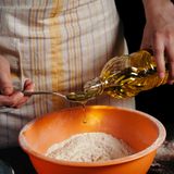 Sonnenblumenöl  Sonnenblumenöl ist Spitzenreiter was den Vitamin-E-Gehalt angeht. Gut für die Zellen. Dafür ist sein hoher Gehalt an Omega-6-Fetten nicht optimal, sagt die Expertin. 