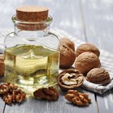 Walnussöl  Walnussöl ist reich an mehrfach ungesättigten Fettsäuren in einem guten Verhältnis von Omega 3 zu Omega 6. Das feine Röstaroma der reifen Walnüsse ist besonders in der französischen Küche sehr beliebt, weiß die Expertin. Meist wird es raffiniert angeboten und schmeckt dadurch neutral.