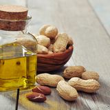 Erdnussöl  Es enthält viele einfach gesättigte Fettsäuren, dadurch ist es hitzestabil. Die Expertin empfiehlt es deshalb zum Frittieren und Braten. Für die kalte Küche ist es aber weniger empfehlenswert.