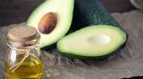 Avocado-Öl  Das Öl wird aus dem Fruchtfleisch wie Olivenöl gewonnen. Es ist reich an antioxidativen Vitaminen (E, D, Karotinoiden und Biotin), sagt die Expertin. 