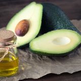 Avocado-Öl  Das Öl wird aus dem Fruchtfleisch wie Olivenöl gewonnen. Es ist reich an antioxidativen Vitaminen (E, D, Karotinoiden und Biotin), sagt die Expertin. 