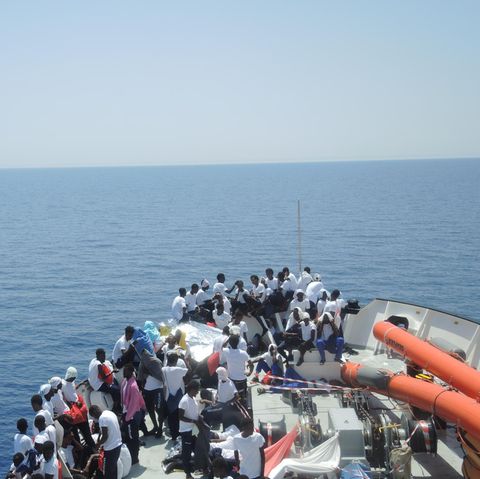Flüchtlinge an Deck des Rettungsschiffs "Aquarius", das sie nach Italien bringt. Vor ihnen liegt eine ungewisse Zukunft