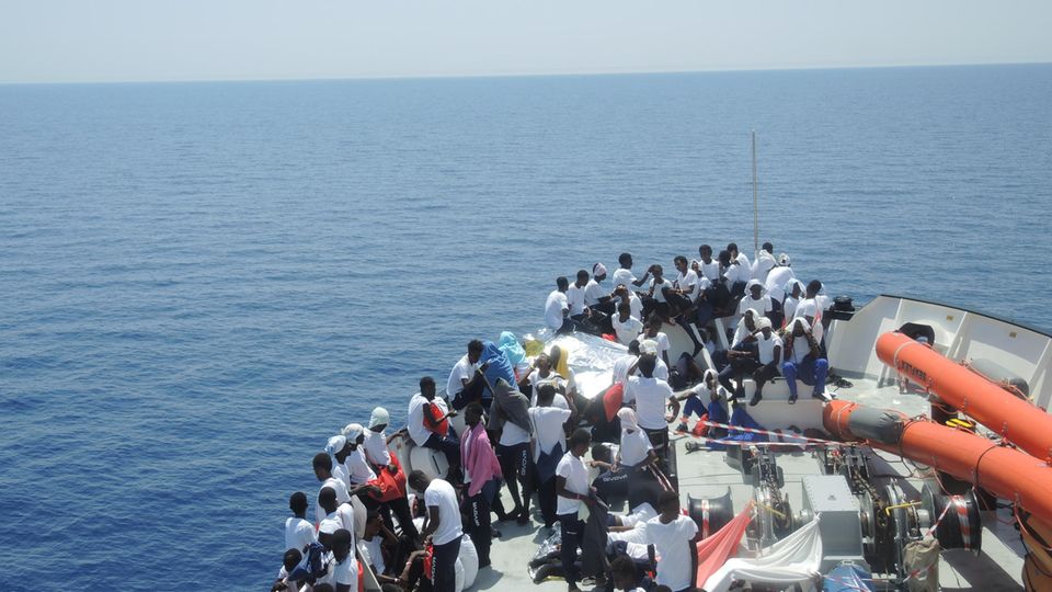 Flüchtlinge an Deck des Rettungsschiffs "Aquarius", das sie nach Italien bringt. Vor ihnen liegt eine ungewisse Zukunft
