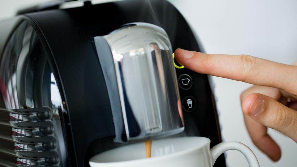 Schleim und Keime in Kaffeemaschinen Eine Kaffeemaschine brüht Kaffee.