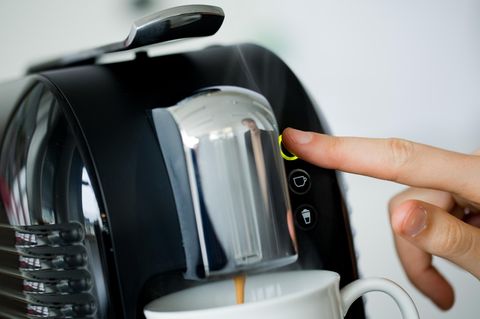 Eine Kaffeemaschine brüht Kaffee.