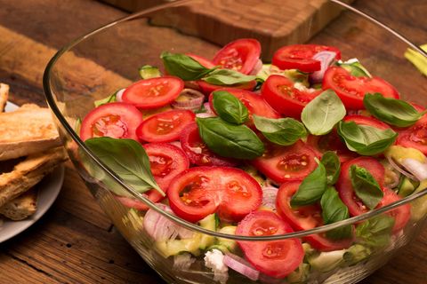 Leichtes Sommerrezept: Mediterraner Ciabatta-Schichtsalat für alle Sommerkinder
