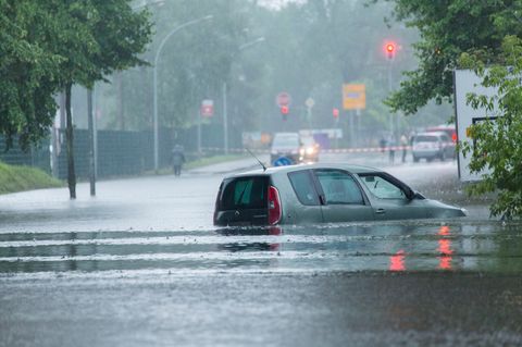 Wie hier in Oranienburg standen viele Straßen in Berlin unter Wasser