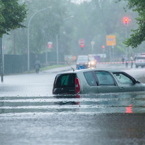 Wie hier in Oranienburg standen viele Straßen in Berlin unter Wasser
