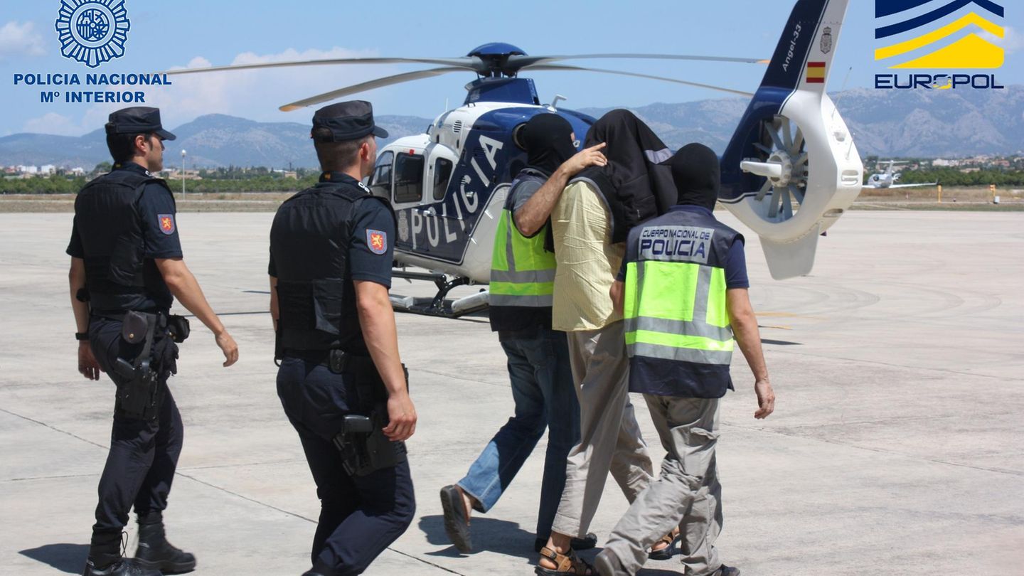 Mallorca: Spanische Polizisten führen einen verdächtigen Islamisten ab.
