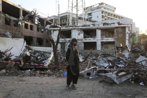 Ein Mann steht vor den Trümmern nach dem Anschlag in Kabul, Afghanistan, in der Nähe der deutschen Botschaft.