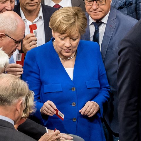 Angela Merkel gibt ihre "Nein"-Stimmkarte ab