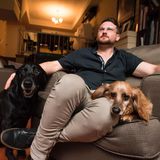 Brett Hartmann lässt sich von solchen Aussagen nicht abschrecken: Er nehme gegen seine Epilepsie selbst Cannabis und habe damit gute Erfahrungen gemacht. "Es hat mir geholfen, meinen Körper zu heilen und deshalb ist es für mich logisch, es auch meinen Hunden zu geben."