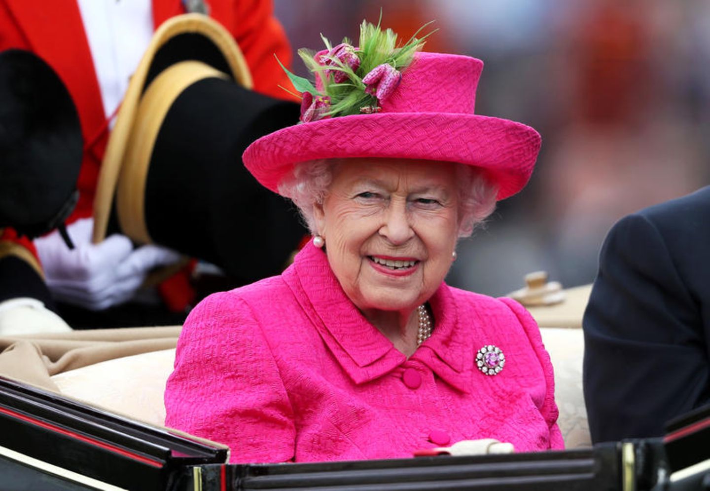 Königin Elisabeth II. trifft auf der Pferderennbahn in Ascot ein