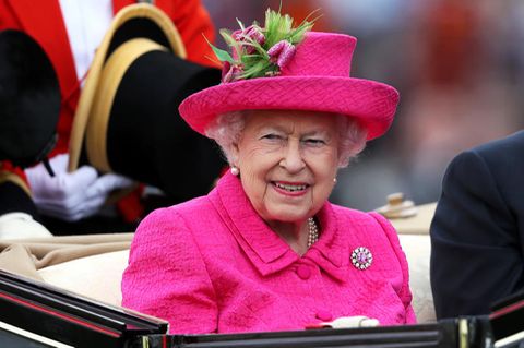 Königin Elisabeth II. trifft auf der Pferderennbahn in Ascot ein