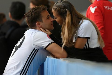 Mario Götze und seine Freundin Ann-Kathrin Brömmel bei einem Spiel der Fußball-Nationalmannschaft in Frankreich