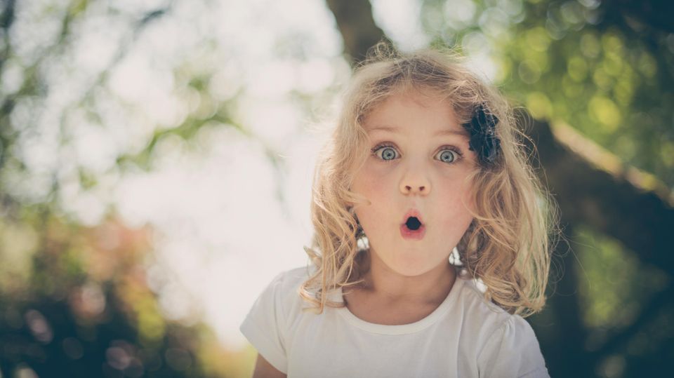 Begeistertes Mädchen Ein begeistertes Mädchen mit weit aufgerissenen Augen