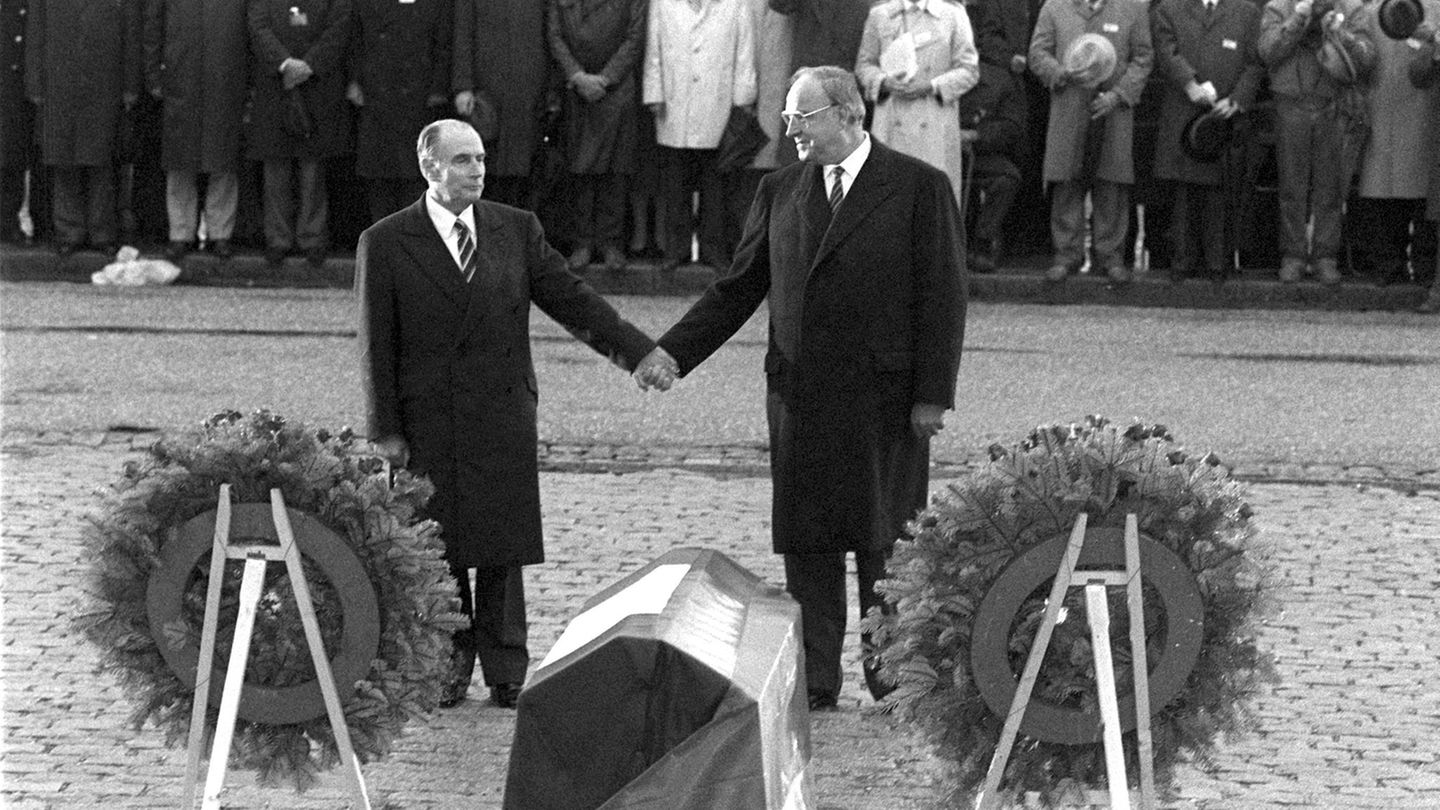 Der französische Staatspräsident François Mitterrand und Helmut Kohl reichen sich 1984 über den Gräbern von Verdun die Hand.