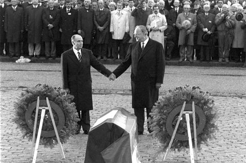 Der französische Staatspräsident François Mitterrand und Helmut Kohl reichen sich 1984 über den Gräbern von Verdun die Hand.