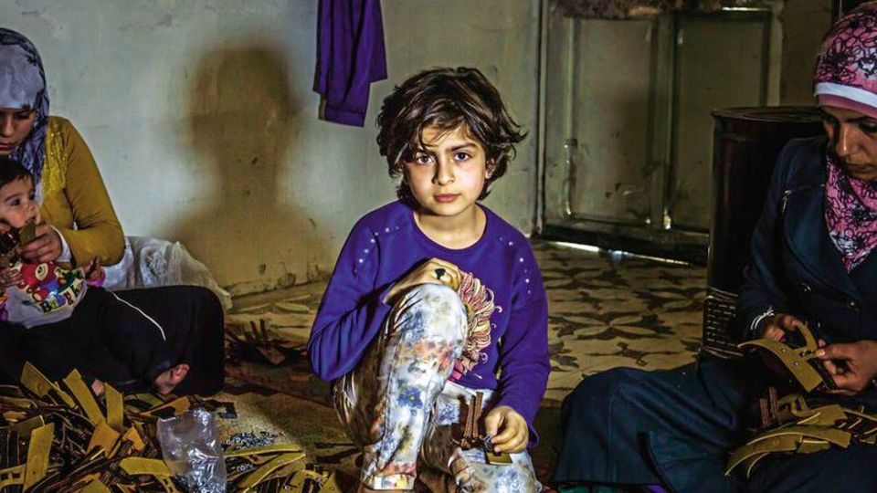 Nura, 10, hat keinen Vater mehr. Sie spricht mittlerweile fließend Türkisch, auch wenn sie noch nie eine Schule besucht hat. Oft liest sie türkische Comics. Sie sagt, sie wolle später Anwältin werden