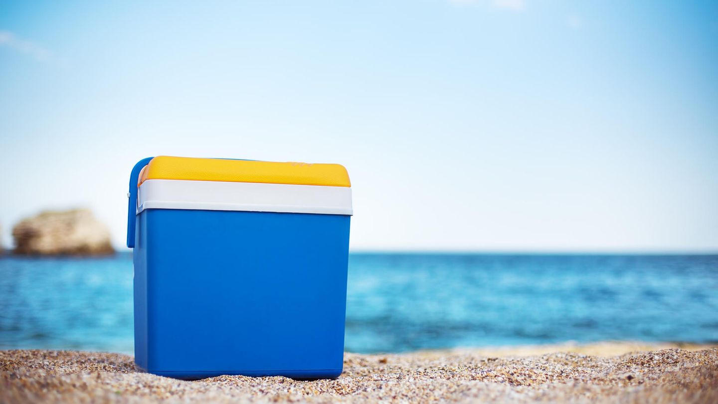 Investieren Sie in eine Kühlbox - am besten mit Kühlelementen. Die kann man auf einem Campingplatz meist kostenfrei oder gegen eine kleine Gebühr frosten. Eine Kühltasche oder -truhe können Sie überall hin mitnehmen. Auch zum Strand, wenn man kein warmes Wasser zu sich nehmen möchte. Meist kostet eine Kühltasche auch gar nicht viel. Bereits für zehn bis 50 Euro können Sie eine ergattern - das lohnt sich.