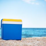 Investieren Sie in eine Kühlbox - am besten mit Kühlelementen. Die kann man auf einem Campingplatz meist kostenfrei oder gegen eine kleine Gebühr frosten. Eine Kühltasche oder -truhe können Sie überall hin mitnehmen. Auch zum Strand, wenn man kein warmes Wasser zu sich nehmen möchte. Meist kostet eine Kühltasche auch gar nicht viel. Bereits für zehn bis 50 Euro können Sie eine ergattern - das lohnt sich.