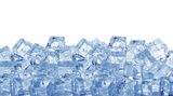 Um für noch mehr Kälte in der Truhe zu sorgen, sollte sie zur Hälfte mit Eiswürfeln gefüllt werden. Zudem sollten Sie sicher stellen, dass die Lebensmittel und Getränke, die Sie in die Kühlbox stellen, keine Zimmertemperatur haben, sondern bereits runtergekühlt sind.