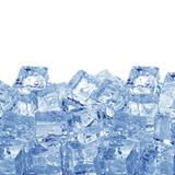 Um für noch mehr Kälte in der Truhe zu sorgen, sollte sie zur Hälfte mit Eiswürfeln gefüllt werden. Zudem sollten Sie sicher stellen, dass die Lebensmittel und Getränke, die Sie in die Kühlbox stellen, keine Zimmertemperatur haben, sondern bereits runtergekühlt sind.