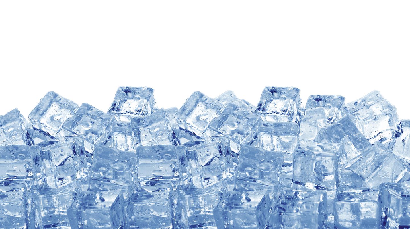 Um für noch mehr Kälte in der Truhe zu sorgen, sollte sie zur Hälfte mit Eiswürfeln gefüllt werden. Zudem sollten Sie sicher stellen, dass die Lebensmittel und Getränke, die Sie in die Kühlbox stellen, keine Zimmertemperatur haben, sondern bereits runtergekühlt sind.