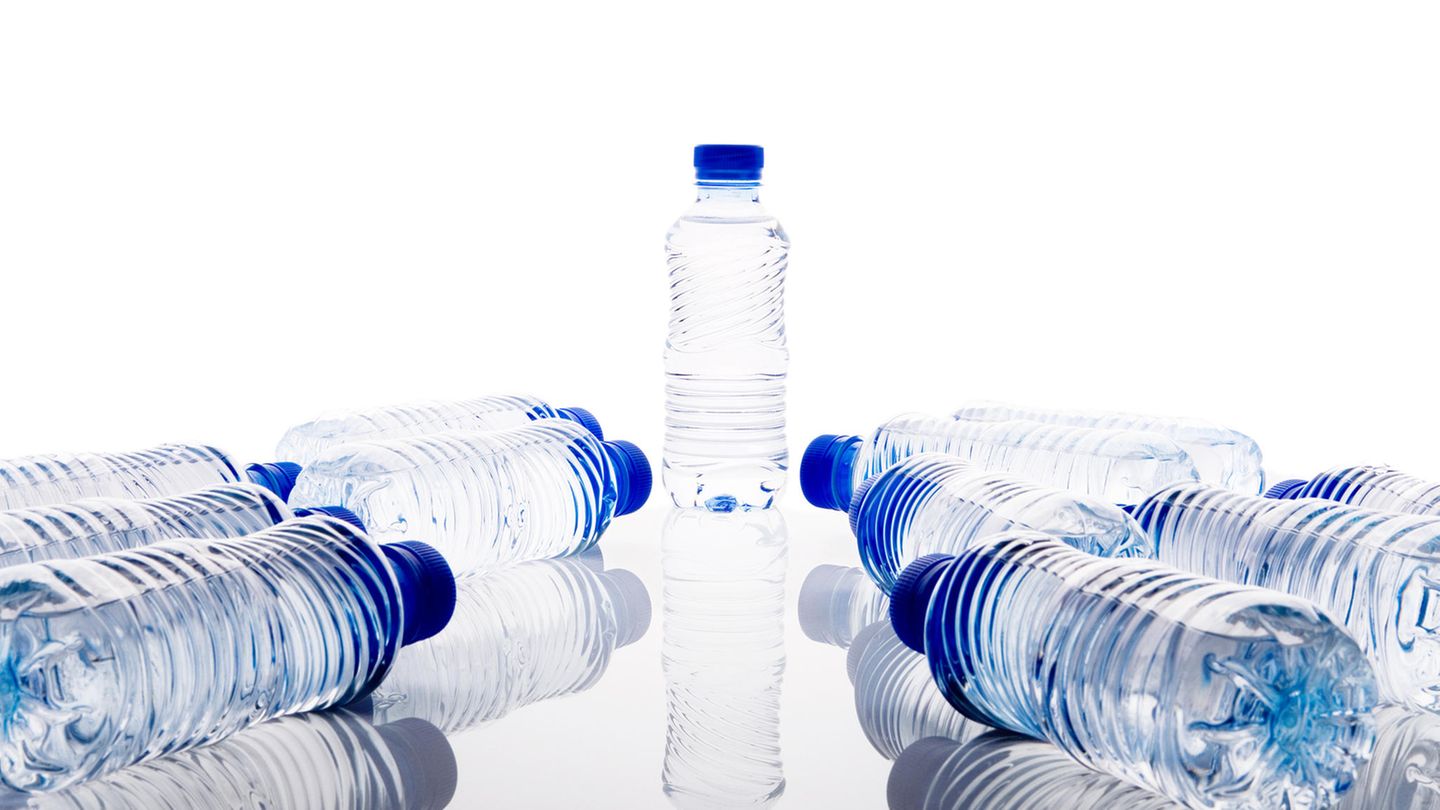 Die optimalen Kühlelemente sind gekühlte oder noch besser: gefrorene Wasserflaschen. Das hat mehrere Vorteile: Sie kühlen die Lebensmittel und Getränke. Wenn sie aufgetaut sind, hat man zudem Trinkwasser zur Verfügung - und auf dem Rückweg ist die Kühlbox leichter.