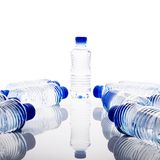 Die optimalen Kühlelemente sind gekühlte oder noch besser: gefrorene Wasserflaschen. Das hat mehrere Vorteile: Sie kühlen die Lebensmittel und Getränke. Wenn sie aufgetaut sind, hat man zudem Trinkwasser zur Verfügung - und auf dem Rückweg ist die Kühlbox leichter.