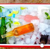 Bastler können sich auch ihre eigene Kühltasche bauen. Dafür brauchen Sie nur eine Box mit einem Deckel. Die Box sollte man innen mit Aluminium-Folie auskleiden. Von der Qualität kommt die DIY-Kühltasche zwar nicht an eine echte Kühlbox heran, aber zumindest bleiben Lebensmittel und Getränke für wenige Stunden kalt.