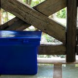 Am besten sollte die Kühlbox im Schatten stehen. Sei es unter einem Baum, im Fußraum des Autos oder auf der schattigen Terrasse. Direktes Sonnenlicht erwärmt das Innere der Kühlbox. Das wäre kontraproduktiv.