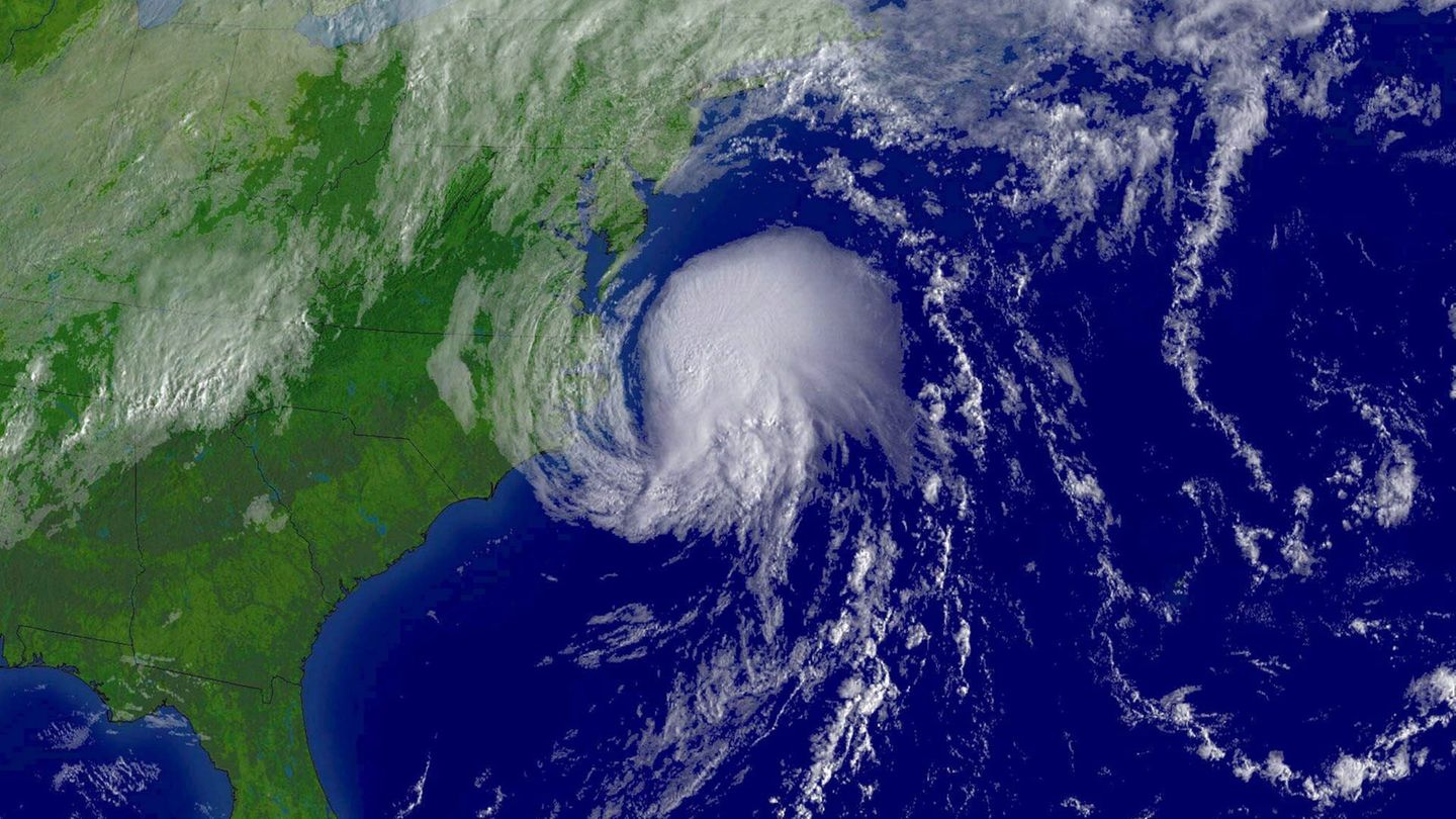 Ein Sturm tobt über dem Bermuda-Dreieick, der zwischen Miami in Florida, San Juan in Puerto Rico und den Bermuda-Inseln liegt