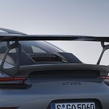 ein gewaltiger Heckspoiler sehen nicht nur sportlich aus.