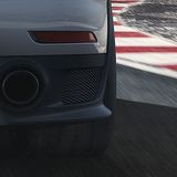 Hinten packen 21 Zoll große und 325 Millimeter breite Reifen am Asphalt an.