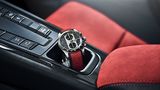 Der Preis des Porsche Design Chronographen 911 GT2 RS beträgt 9.450 Euro.