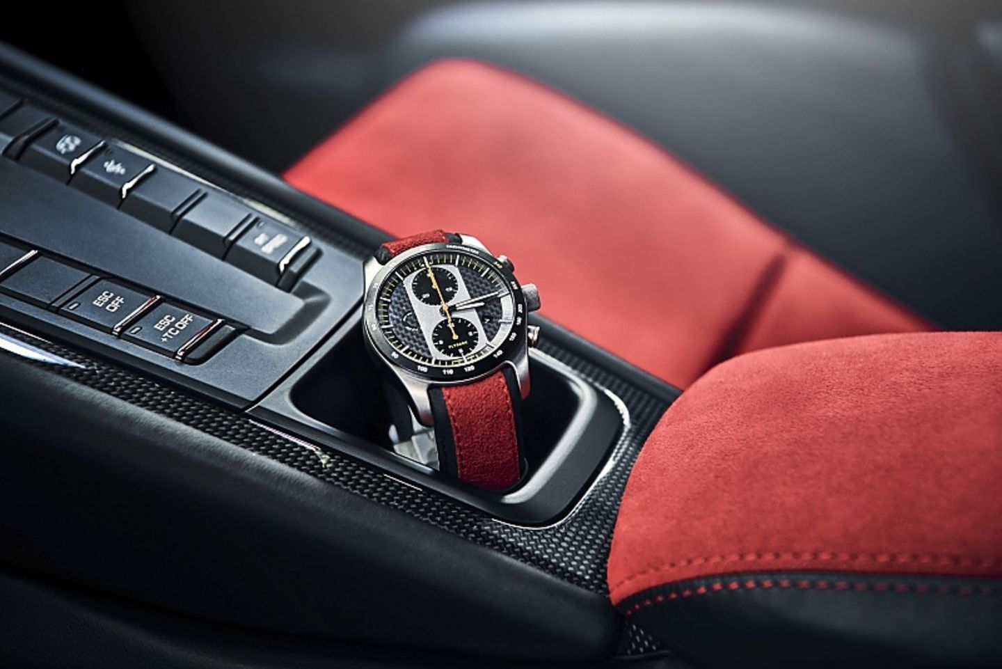 Der Preis des Porsche Design Chronographen 911 GT2 RS beträgt 9.450 Euro.