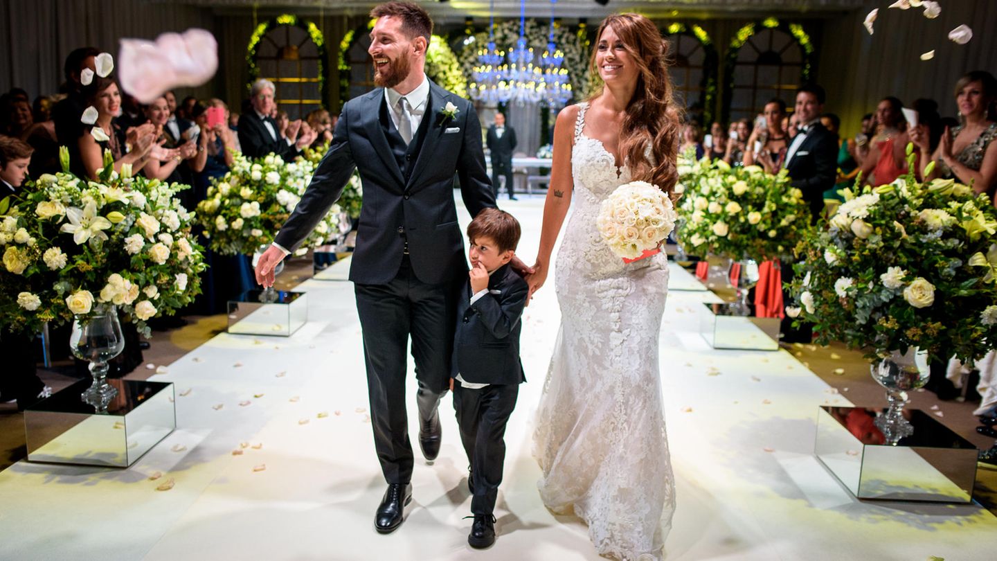 Fußballstar Lionel Messi und Antonela Rocuzzo gehen bei ihrer Trauung zusammen mit ihrem Sohn Thiago.