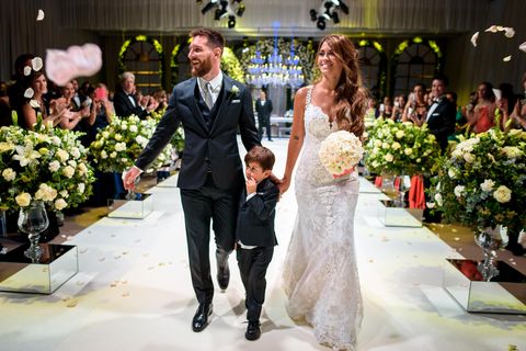 Fußballstar Lionel Messi und Antonela Rocuzzo gehen bei ihrer Trauung zusammen mit ihrem Sohn Thiago.