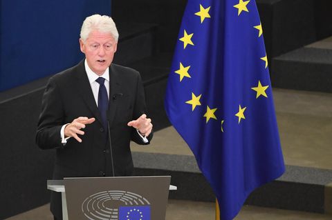 Ex-US-Präsident Bill Clinton bei der Trauerfeier zu Ehren von Helmut Kohl in Straßburg