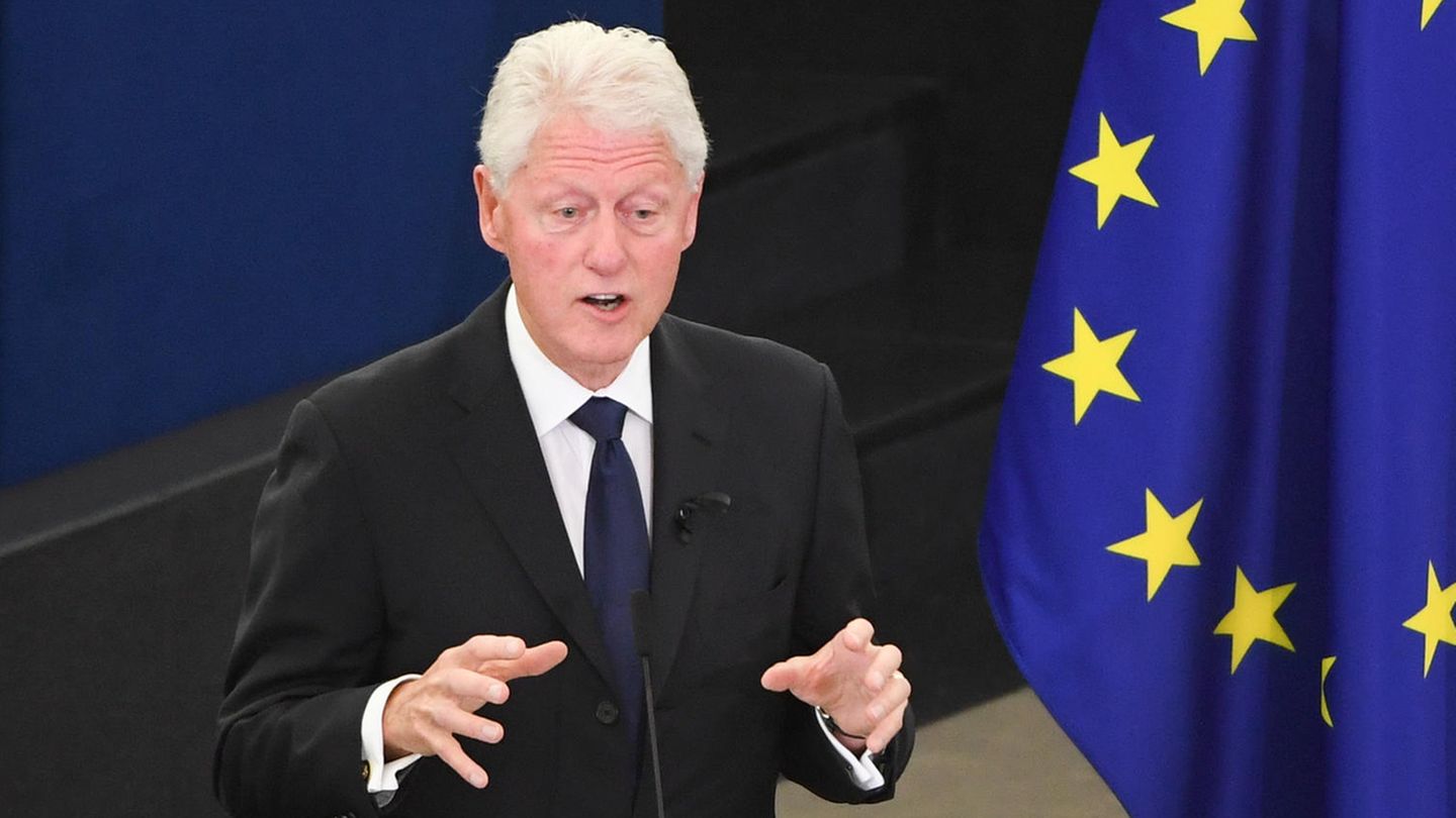 Ex-US-Präsident Bill Clinton bei der Trauerfeier zu Ehren von Helmut Kohl in Straßburg