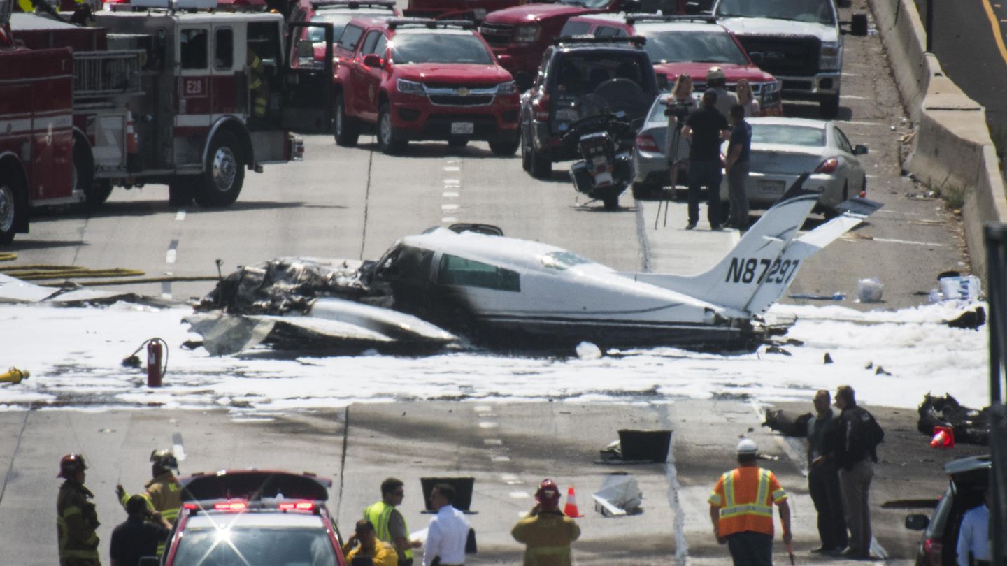 Das Kleinflugzeug stürzte auf eine viel befahrene Straße in Los Angeles