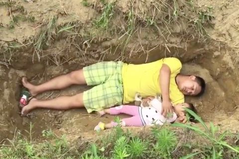 China: Vater lässt zweijährige Tochter in künftigem Grab probeliegen