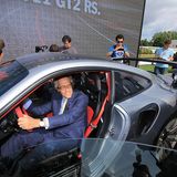Festival-Gastgeber Lord March lässt es sich nicht nehmen, gleich im neuen Porsche 911 GT2 RS den Fahrersitz zu erobern.