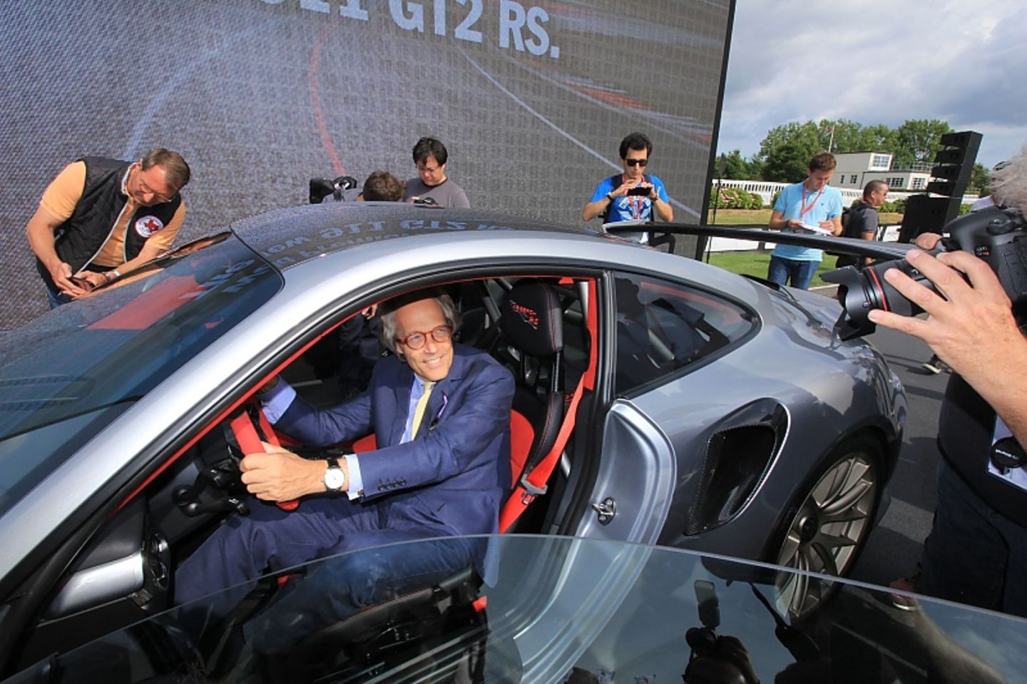 Festival-Gastgeber Lord March lässt es sich nicht nehmen, gleich im neuen Porsche 911 GT2 RS den Fahrersitz zu erobern.