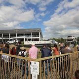 Über eine Stunde auf die Mitfahrt des Lebens warten? Kein Problem.