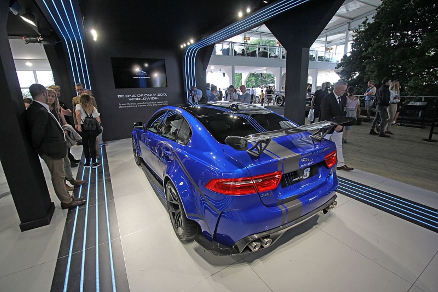 Der Jaguar XE SVR Project 8 feiert mit 600 PS seine Weltpremiere in Goodwood.