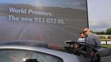 Fernsehstar Matt LeBlanc schaut sich die andere Weltpremiere, den Porsche 911 GT2 RS etwas genauer an.