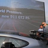 Fernsehstar Matt LeBlanc schaut sich die andere Weltpremiere, den Porsche 911 GT2 RS etwas genauer an.
